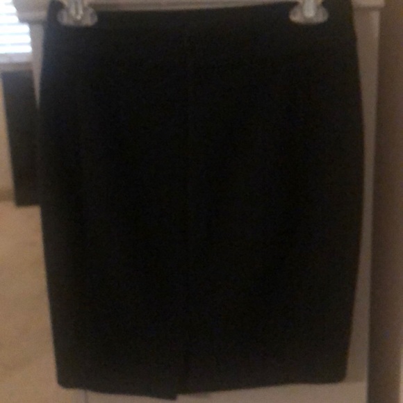 Loft pencil skirt with 2 pleats - Picture 2 of 3